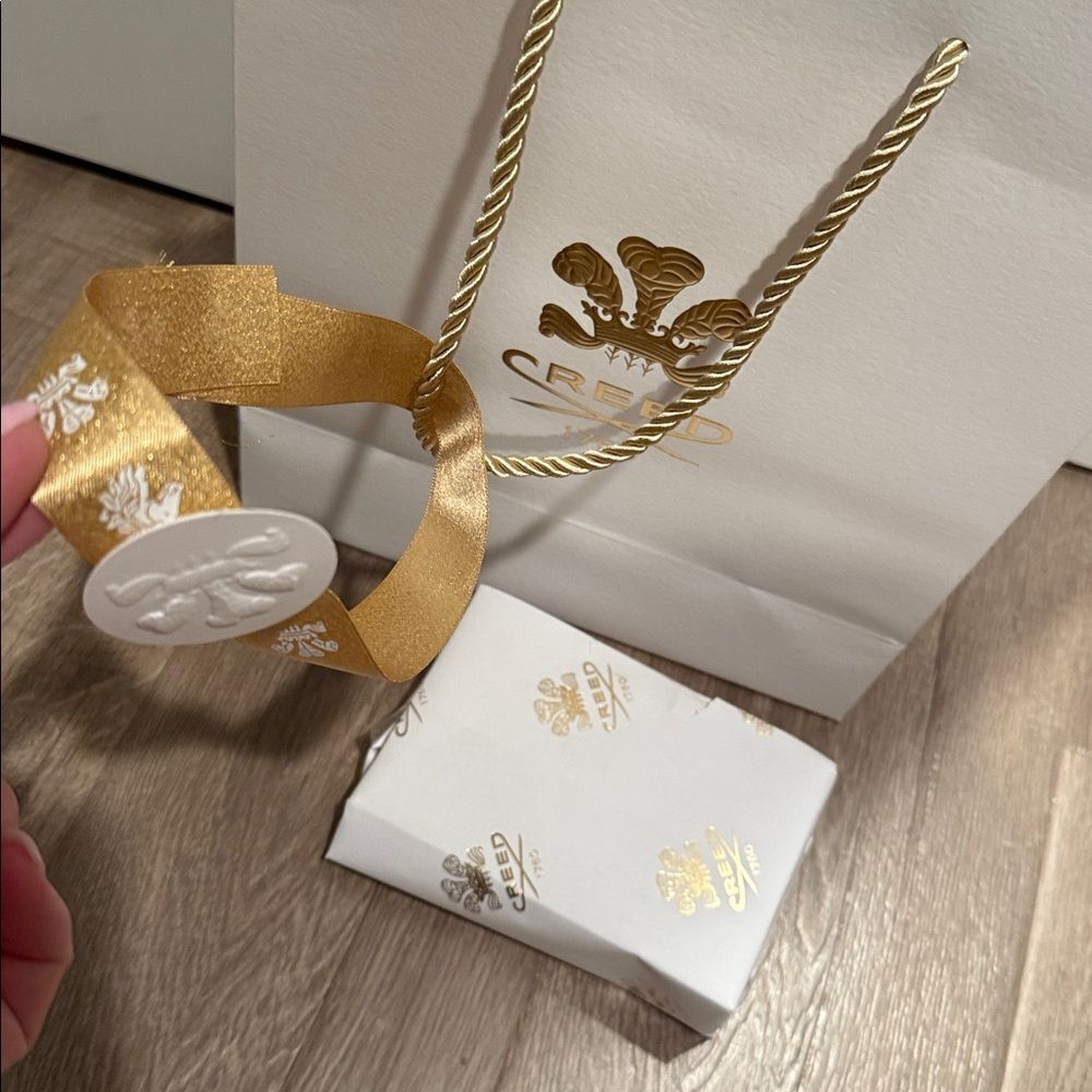 Creed Luxury White and Gold Bag with tissue paper - Picture 9 of 12